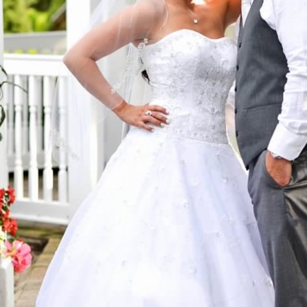 Beautiful David’s bridal wedding dress size 4.
